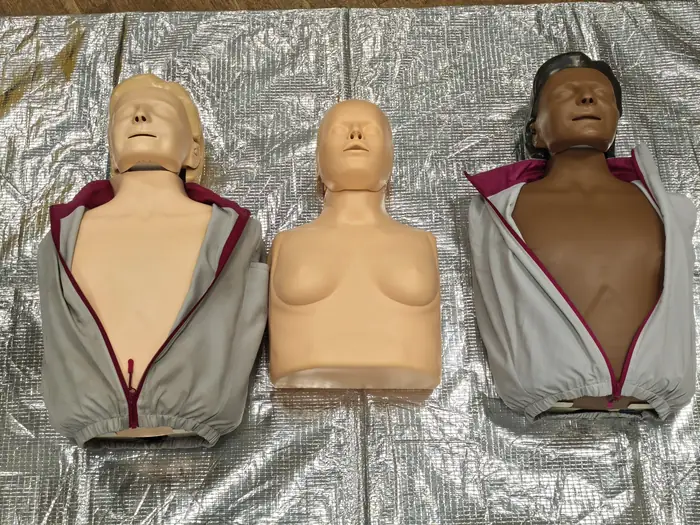 Reanimationspuppen mit unterschiedlichen Hauttönen auf einer Übungsmatte – Ausstattung der Erste-Hilfe-Kurse beim ASB Bad Kreuznach.