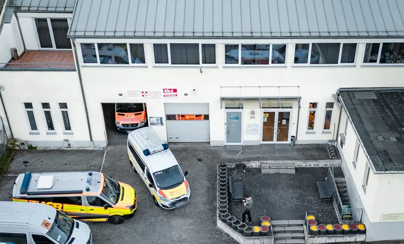Luftaufnahme des ASB Kreisverbands Bad Kreuznach im Brückes 23 mit Innenhof, Einsatzfahrzeugen und Eingangsbereich.
